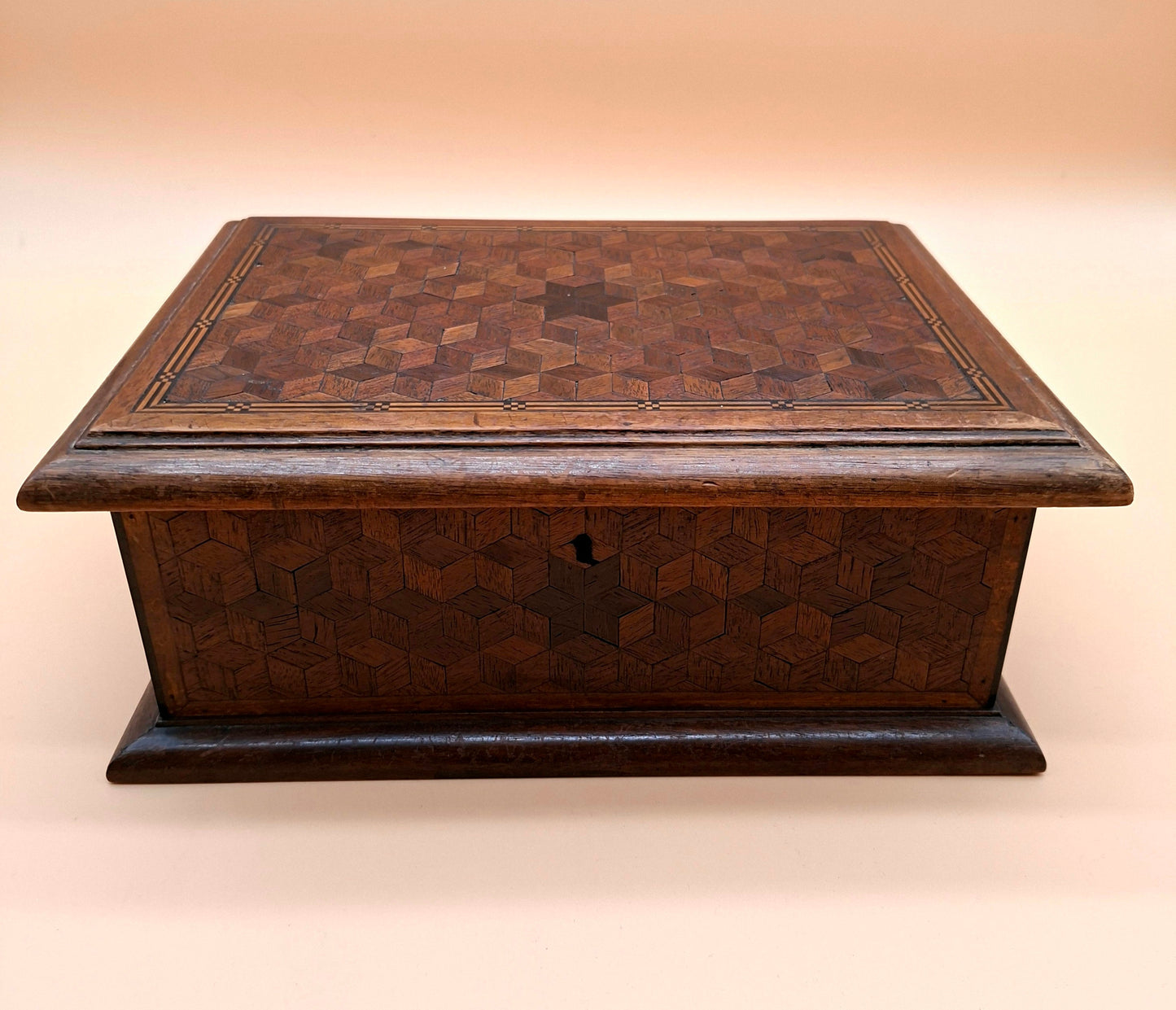 Antieke houten kist met fijn inlegwerk