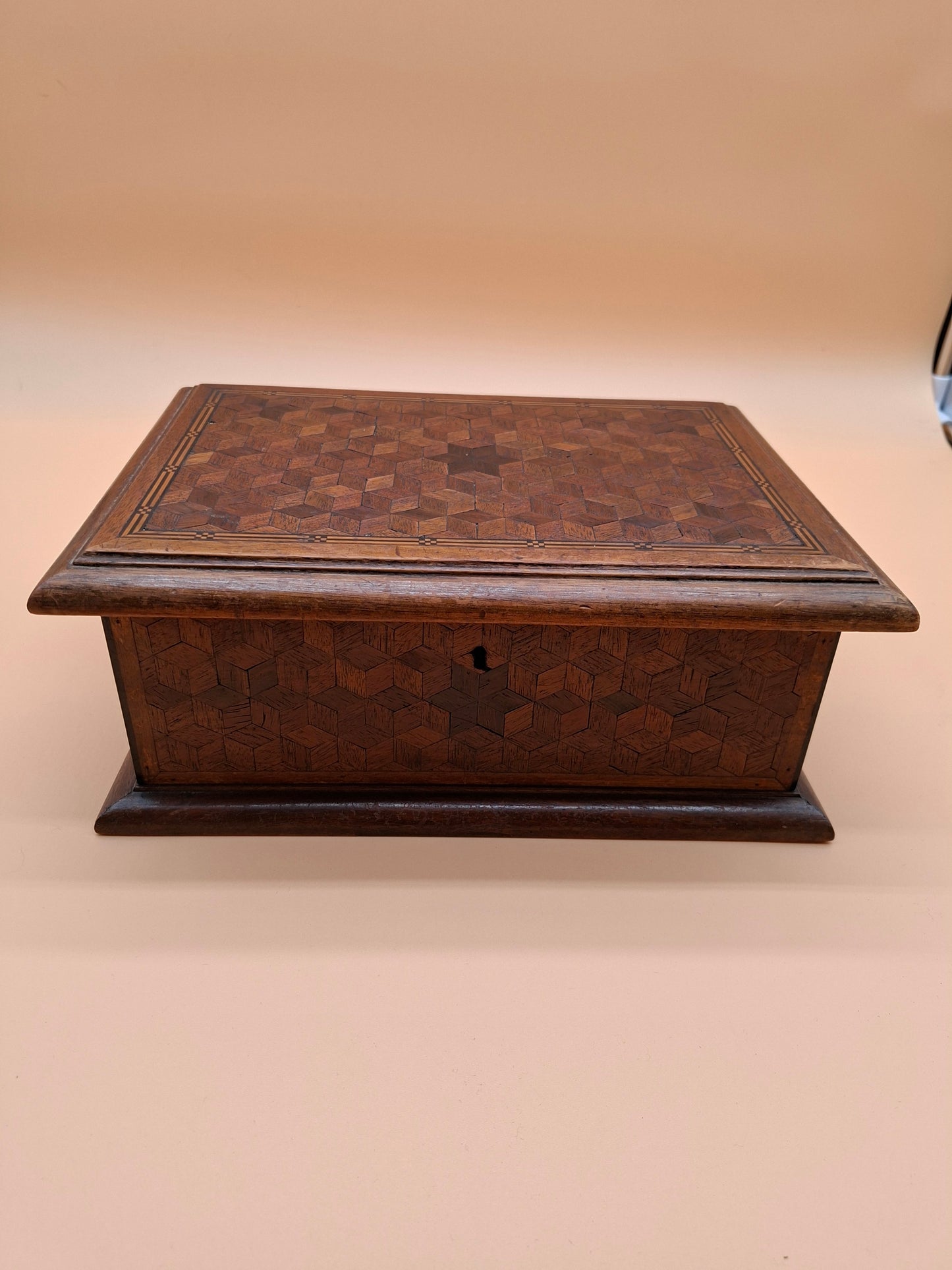 Antieke houten kist met fijn inlegwerk