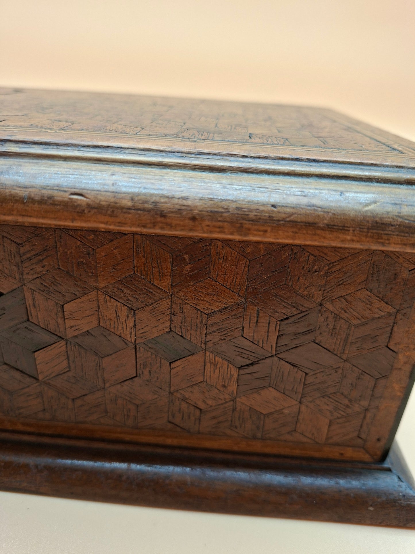 Antieke houten kist met fijn inlegwerk