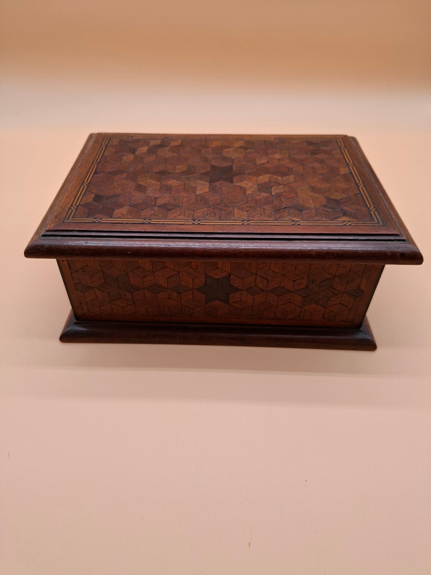 Antieke houten kist met fijn inlegwerk