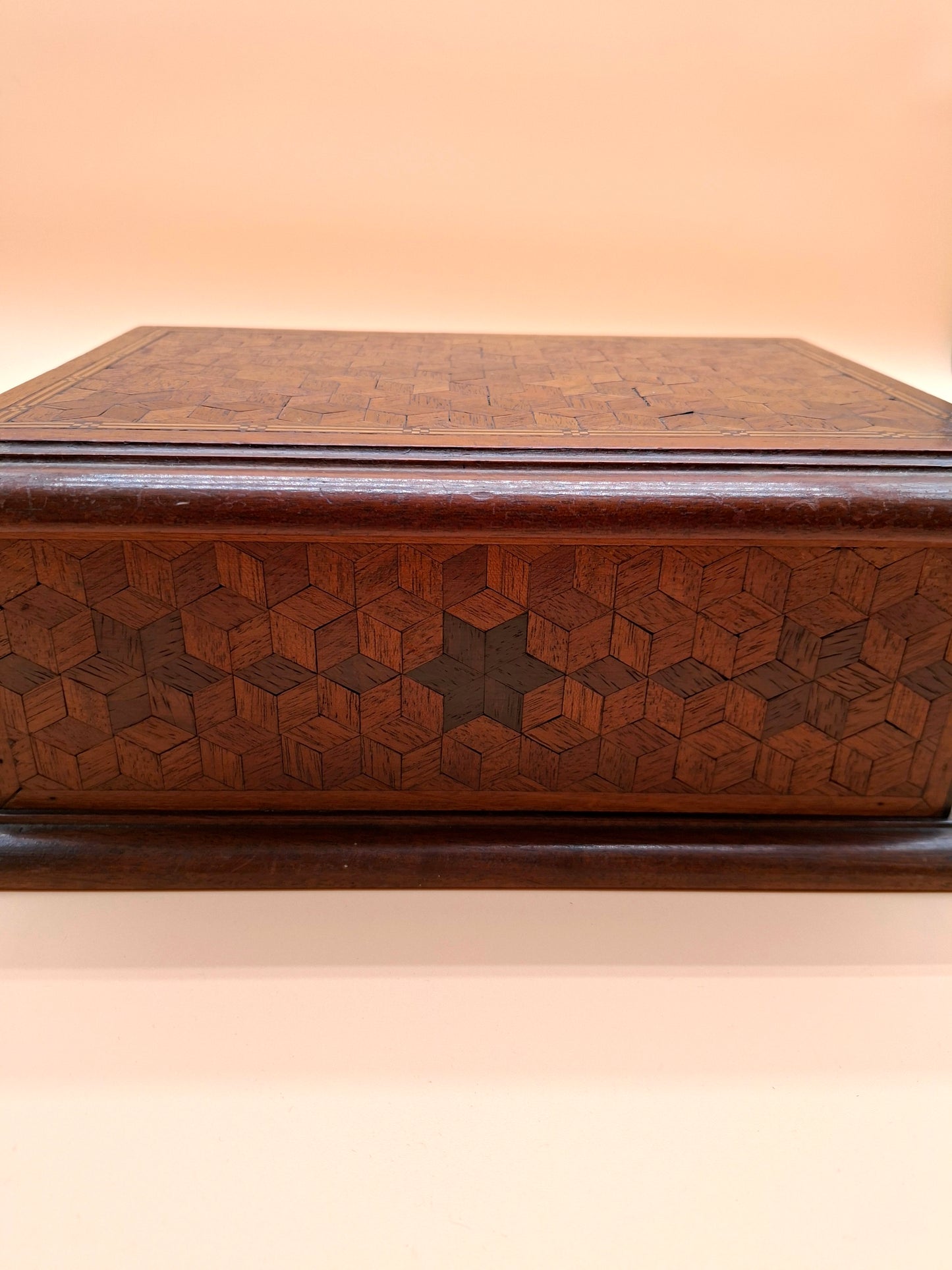 Antieke houten kist met fijn inlegwerk