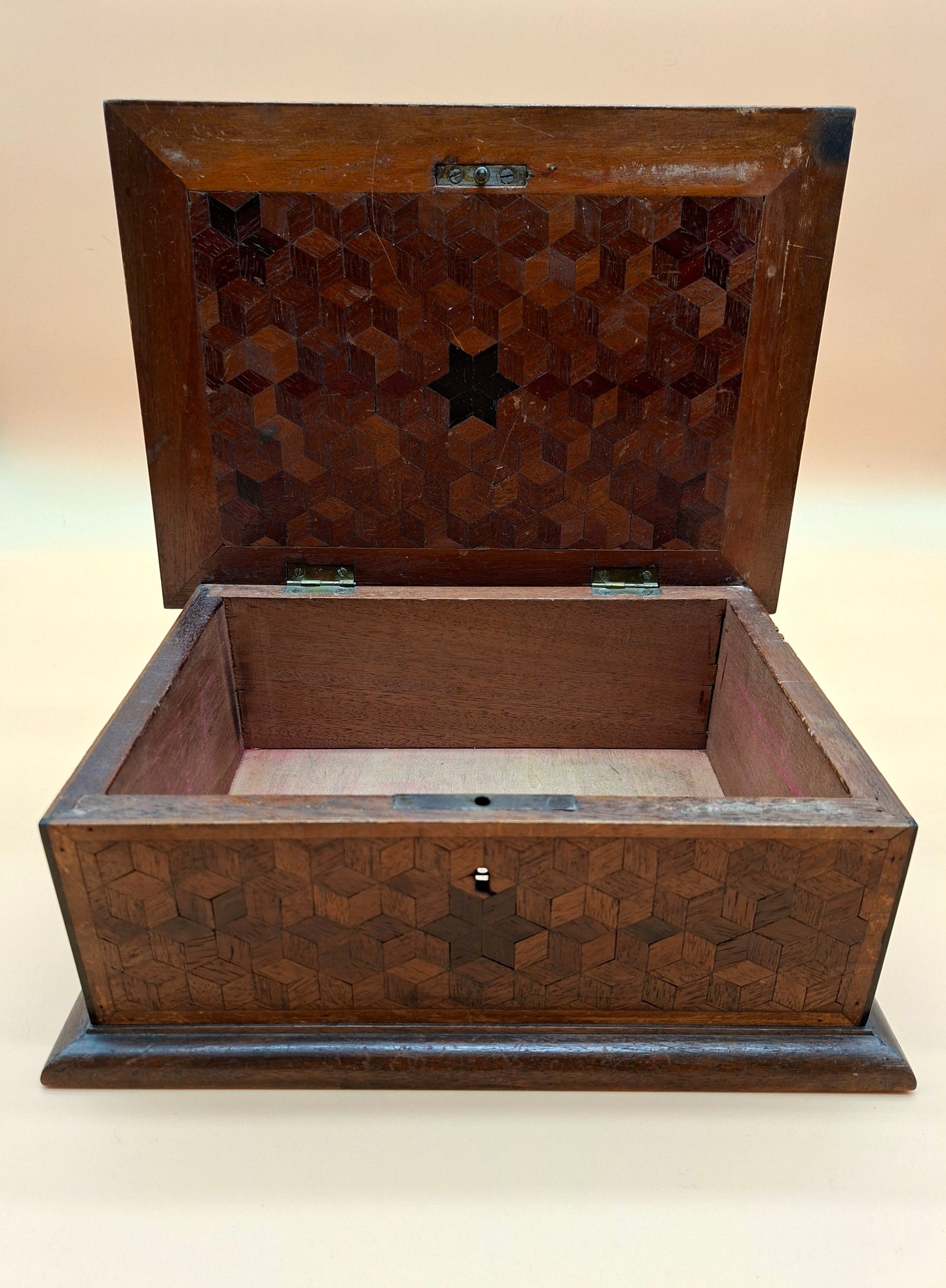 Antieke houten kist met fijn inlegwerk