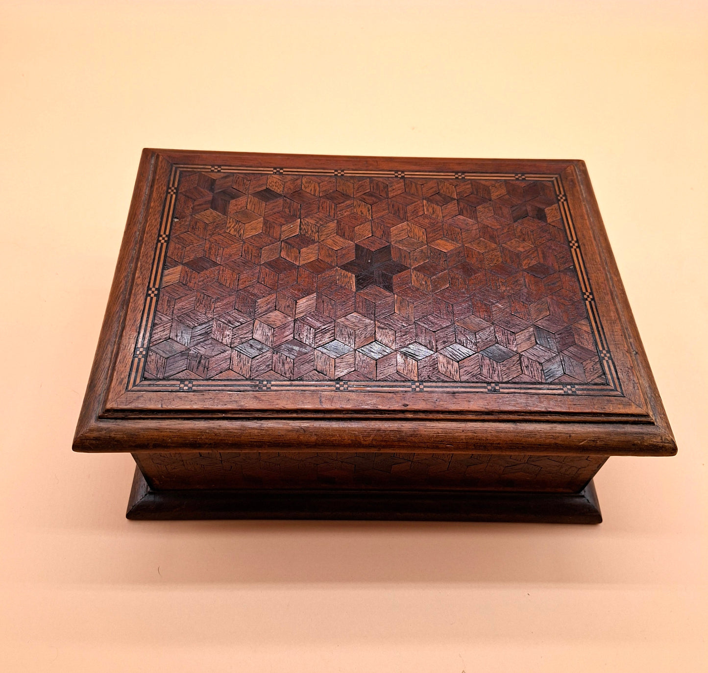 Antieke houten kist met fijn inlegwerk