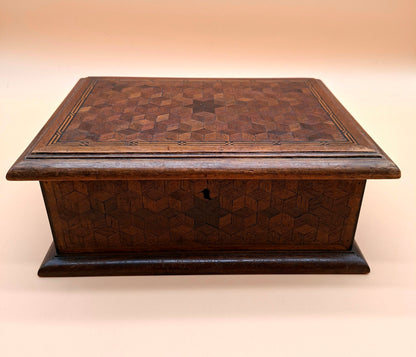 Antieke houten kist met fijn inlegwerk