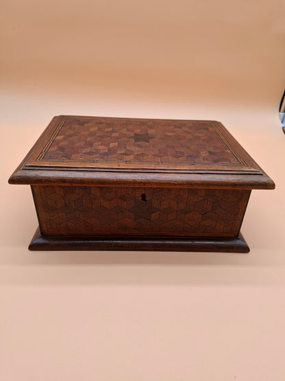 Antieke houten kist met fijn inlegwerk