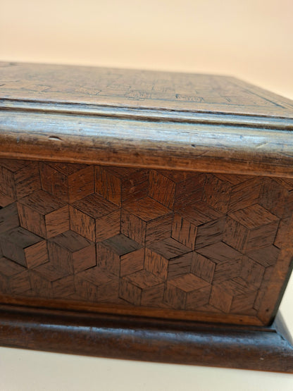 Antieke houten kist met fijn inlegwerk