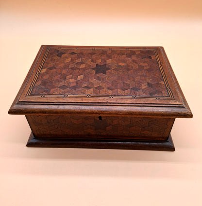 Antieke houten kist met fijn inlegwerk