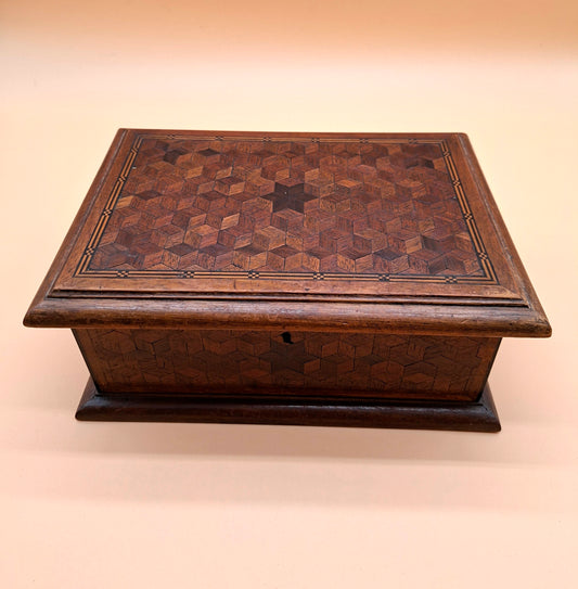 Antieke houten kist met fijn inlegwerk