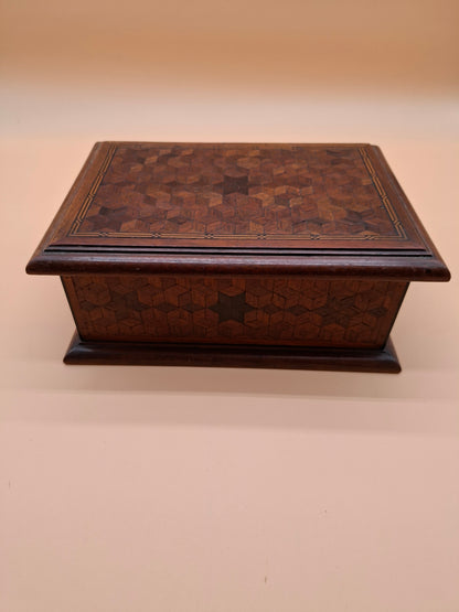 Antieke houten kist met fijn inlegwerk