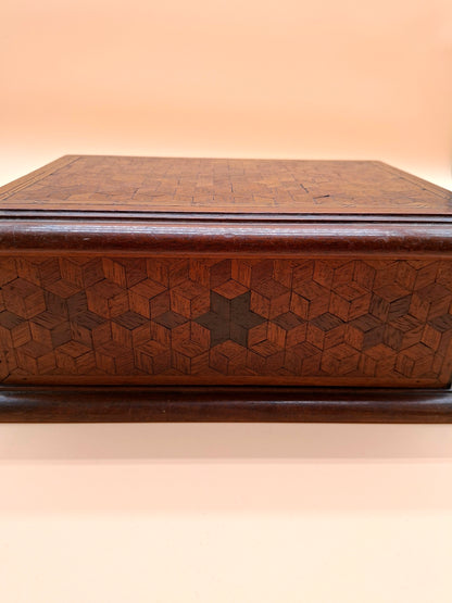 Antieke houten kist met fijn inlegwerk