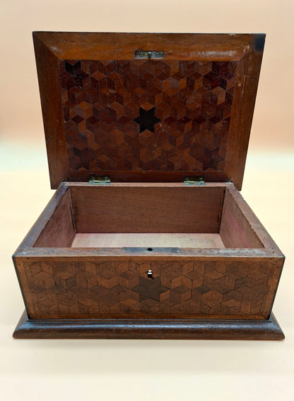 Antieke houten kist met fijn inlegwerk